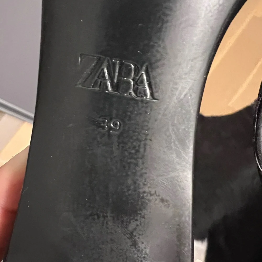 Zara Black Pointed Slingback Heels with Pleated Detail - Picture 6 of 6